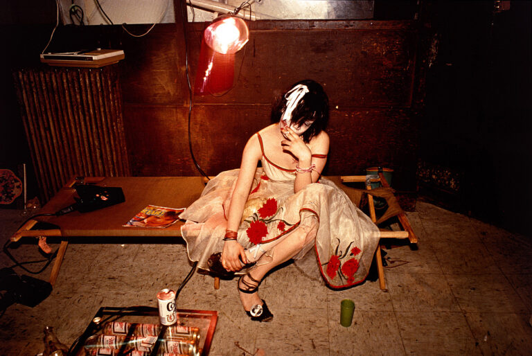 Trixie on the cot (1979) Nan Goldin